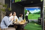 烏丸五条に京都初のゴルフバー、実在コースを大画面でシミュレーション
