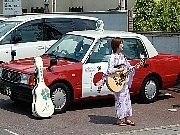 タクシーとコラボのシンガーソングライター、京都市内で路上ライブ