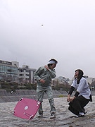 毎日ちゃぶ台返し、今度は鴨川で－「プリンセス金魚」罰ゲームで