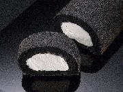 竹炭を使った京都のロールケーキ「くろまる」、全国催事販売で人気に