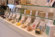 「足湯カフェ」併設－三条通りに天然素材の手作りせっけん専門店