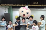 京都タワー「たわわちゃん」児童福祉施設へ節句の「鬼パン」贈る