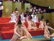 市比賣神社で「ひいなまつり」－ひな壇で「ひと雛」がひな人形実演