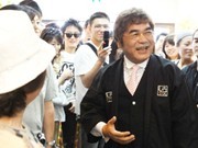 きみまろさんが一日店長に－寺町・和モダンスイーツ店「綾小路」