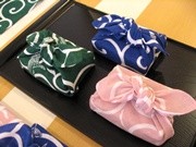 「はんかち風呂敷 京都包み」限定販売－風呂敷メーカーと「とらや」がコラボ
