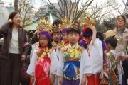 釈迦の誕生日を祝い「吉祥寺花まつり」－お稚児さんが練り歩き