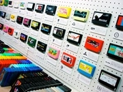吉祥寺でオリジナルラベルの「ファミカセ」展－遠藤雅伸さんも出展