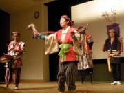 井の頭自然文化園で新春を祝う大道芸－サル山前で「バナナの叩き売り」も