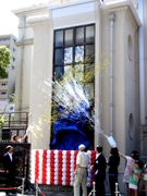 10周年を祝い北向きの窓にステンドグラス－北野工房のまち