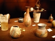 神戸らんぷミュージアムで丹波焼作品展－生徒50人の100点を展示