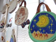 KOJIKAさん、アーティスト21人とコラボかばん展－元町の古書店で
