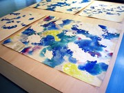 神戸で独在住の日本人女性アーティスト作品展－テーマは「空」、和紙に描く