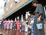 神戸の専門学校で「打ち水大作戦」－学生が浴衣で参加、エコキャップ活動も