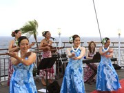 神戸のグルメ船で「アロハクルーズ」－フラダンスのプチレッスンも