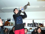 神戸・モトキタの洋服店でライブ－ミクシィで知り合ったプロ・アーティスト招く