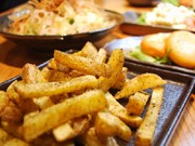 三宮の串揚げ店が「揚げ物」コンセプトの居酒屋に－シリアル番号付きポテトも