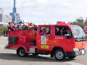 神戸メリケンパークで神戸市消防出初め式－未来へ羽ばたく不死鳥を放水で表現
