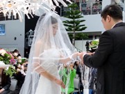 開港6周年の神戸空港で人前結婚式－被災のカップルを招待