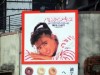 元町駅前の国生さゆりさん「バレンタイン・キッス」看板、話題に