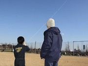 新横浜公園で「たこ揚げ」企画－羽子板などの正月遊び体験も