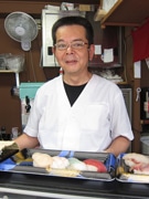 小倉・旦過市場に立ち食いすし店－高級店と回転ずしの「隙間」狙い