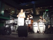 関西唯一の女性ラテンジャズバンド、京橋コムズガーデンで野外ライブ