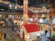 京橋コムズガーデンに「サンタクロースハウス」－クリスマス盛り上げる