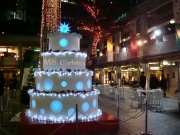巨大クリスマスケーキのイルミネーション点灯－京橋コムズガーデン