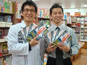 京橋に「貧乏大学院生」現る－著書続編発売で白衣も新調しPR