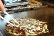 大阪・蒲生の名物粉もん「おわらい焼」の店が1周年