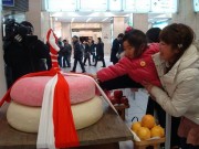 京都・醍醐寺「五大力尊仁王会」大鏡もち、京阪京橋駅に23年ぶりに展示