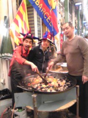 京橋のスペイン料理店、周年イベントで100人前のパエリア振る舞う