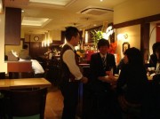 京橋に根付いて16年－カフェ＆バー二毛作店「ジラフ」がリニューアル