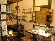 京橋のコスメカフェで「おてがみ展」－手紙を楽しむアート作品を展示販売