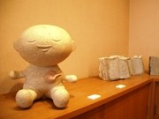 京橋画廊で石の彫刻展－「石」に頭を入れる体験アート作品も
