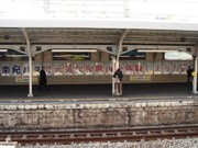 和歌山を応援する運転士手作りのポスター、京橋駅ホームに20連貼り
