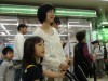 ハンドベルを見る親子