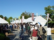 松本城公園で「信州松本そば祭り」－16万人の人出でにぎわう