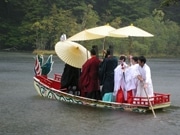 上高地明神池で恒例「お船まつり」－穂高神社奥宮例大祭