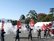松本城で古式砲術演武－秋空の下銃声が響き渡る