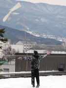 雪の屋上庭園で舞踏家・田中泯さんが公演－雪の感触生かし即興で