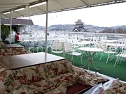 屋上ビアガーデンの「こたつ席」、今年も人気に－松本城前・第一会館