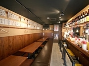 松本・新伊勢町通りに低料金「ゴールデン酒場」－ガード下の雰囲気