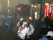 浅間温泉で奇祭「たいまつ祭り」－70本のたいまつが温泉街練り歩く