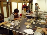 陶器展でワークショップ－100グラムの土で思い思いの作品作り