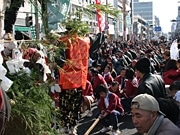 暗い話題を吹き飛ばせ－松本・中心市街地で恒例「あめ市」開催