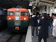 湘南色の急行「ちくま」、松本－長野間で復活運行－鉄道ファン魅了