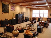 松本のギャラリーカフェで「李朝家具と備前焼展」－色合いと重厚さ楽しむ