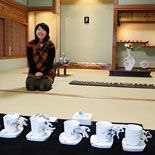 「和」にはまり過ぎない絵付け作品－浅間温泉のギャラリーで陶芸家個展