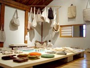 クラフト作家6人が「袋物」だけの企画展－松本のギャラリーカフェで